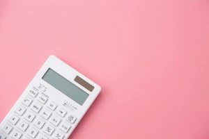 白い電卓の写真