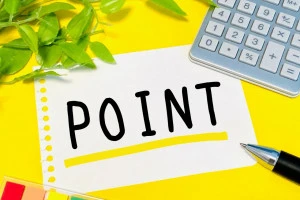電卓とペンとPOINTと書かれた紙の画像