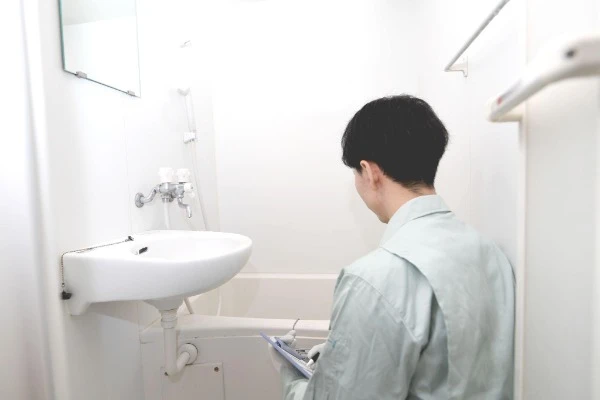 ユニットバスの詰まりを業者がチェックするイメージ