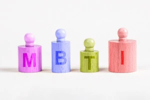 MBTIと書かれたブロックの写真