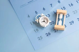 時計・砂時計・カレンダー　時のイメージ