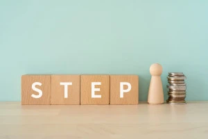 STEPと書かれたブロックとコインと人形の画像