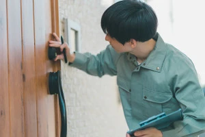 玄関の鍵を点検する鍵屋さんの写真