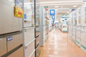 家電量販店に陳列されている冷蔵庫の写真