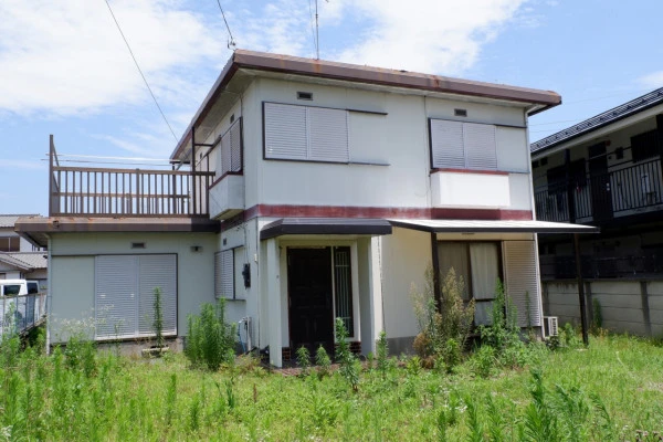 住宅街の空き家の写真