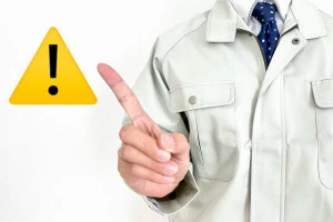 注意する男性スタッフの写真