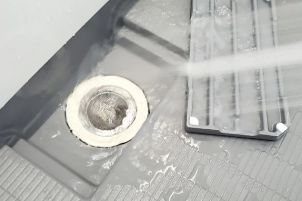お風呂の排水溝に水がたまる状態に対処する様子