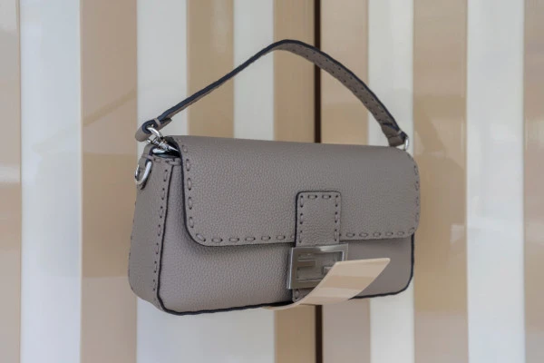 ショーケースに飾られたFENDI(フェンディ)のバッグの写真
