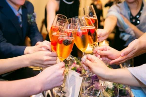 パーティーで乾杯している様子