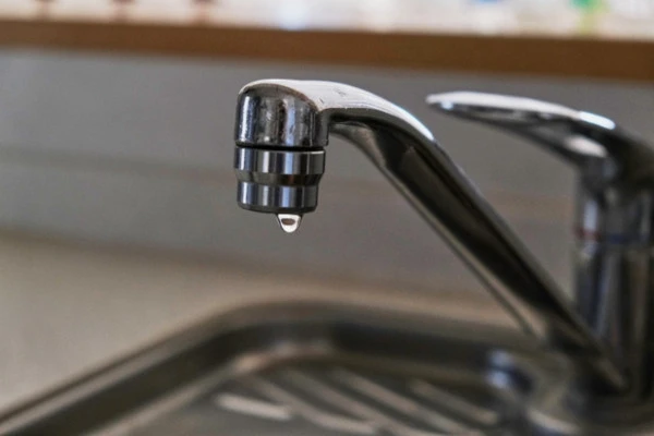 キッチンの蛇口交換後に水漏れしている様子