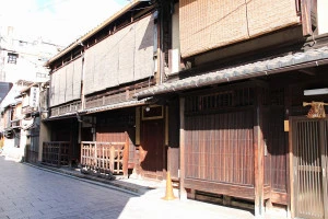 京都のまちなみの写真　花見小路通り　太田悉皆店ほか