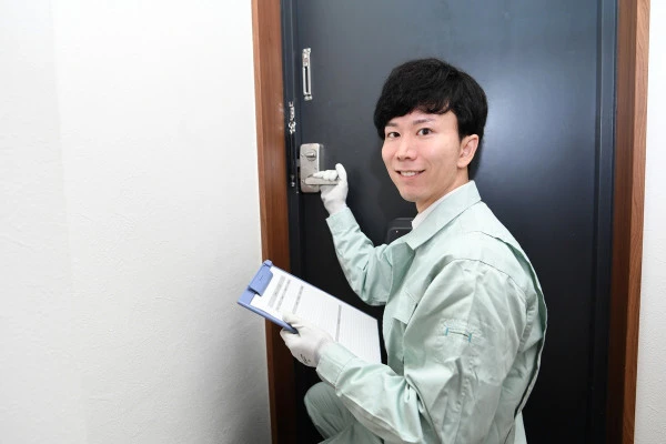 室内側からチェックしている鍵屋の様子