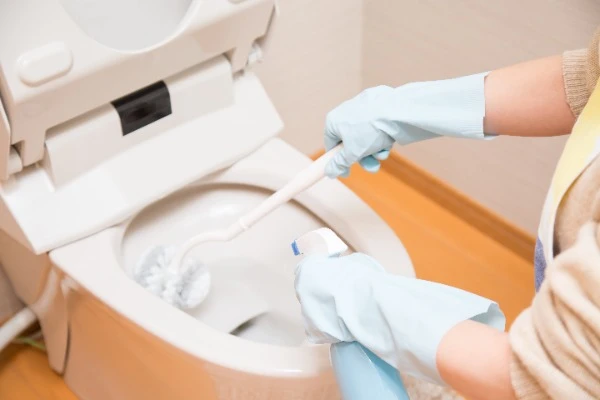 トイレを清掃しているイメージ