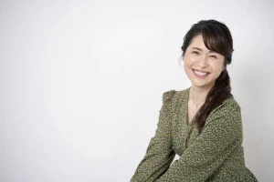 ワンピースを着た笑顔の女性の写真