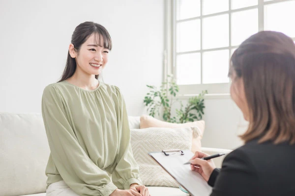 カウンセリングを受ける女性の写真