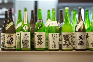 カウンターにずらりと並ぶ一升瓶の写真