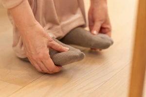 床の冷えを感じている足元の写真