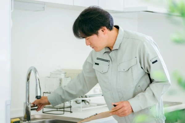 混合栓の水漏れ修理を水道修理事業者に依頼した際の様子