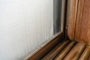 結露した木枠の窓の写真