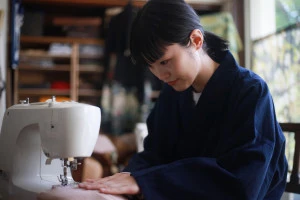 ミシンを使う女性の写真