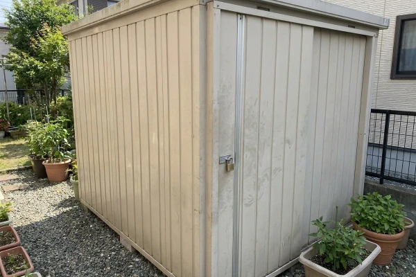 南京錠がついた物置の鍵