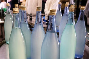 ラベルのない日本酒の写真