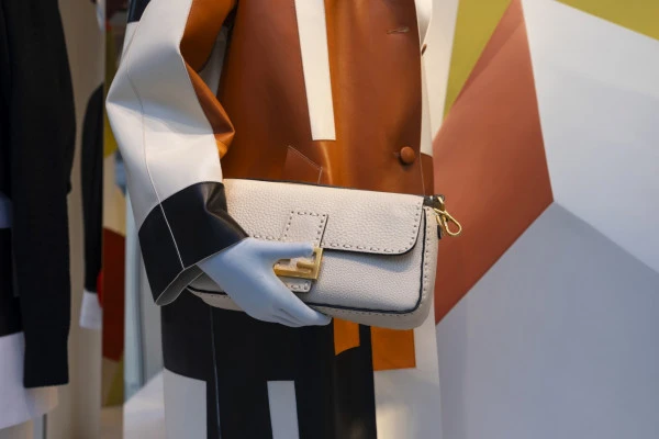 FENDI(フェンディ)のバッグとマネキンの写真