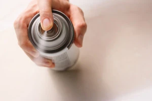 殺虫剤を撒いている様子