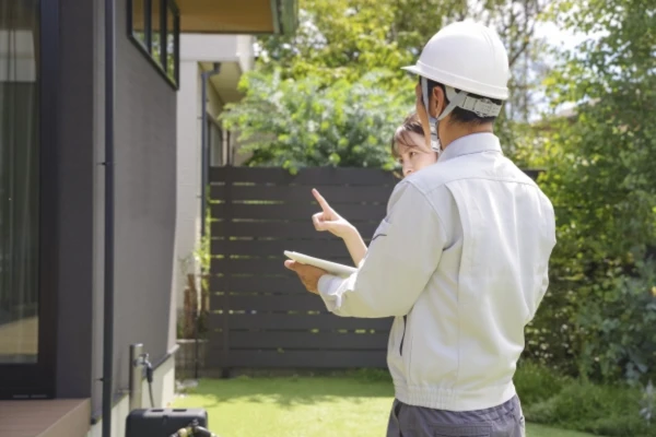ガラス業者と相談している様子