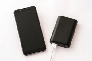 モバイルバッテリーとスマートフォンの写真