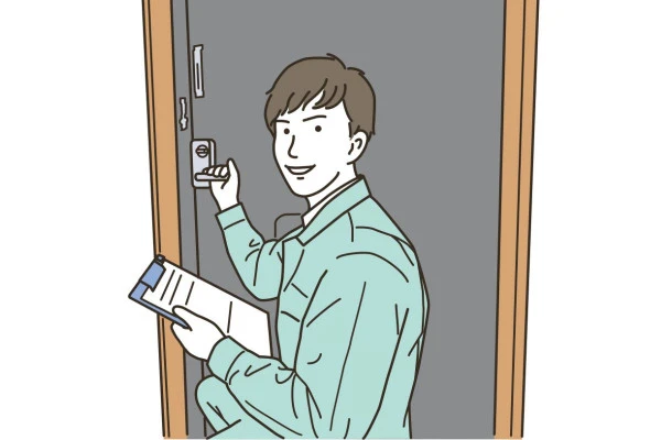 ドアノブを触っている鍵屋の男性スタッフ