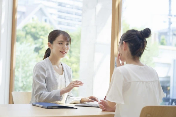 アドバイザーに相談をしている女性の写真