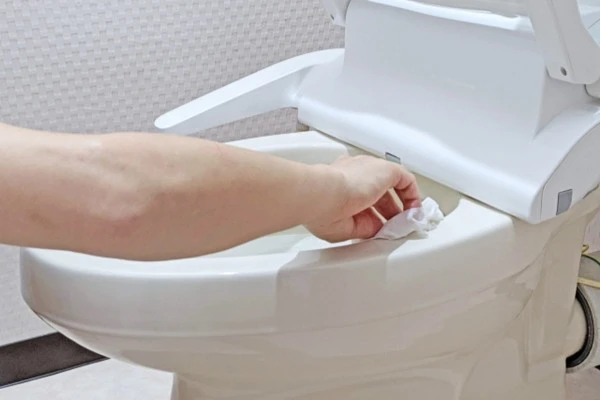 ウォシュレットの水漏れを防ぐために掃除する様子