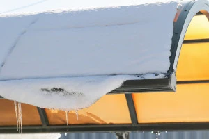 雪の積もったカーポートの写真