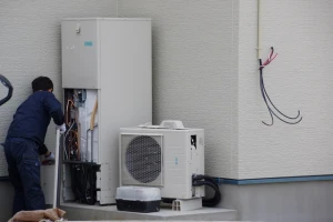 エコキュートを修理する業者の写真