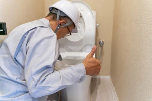トイレの点検・修理をしている業者の写真
