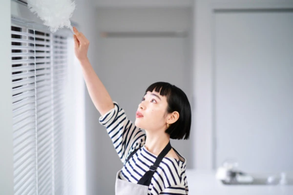 部屋の掃除をしている女性の様子