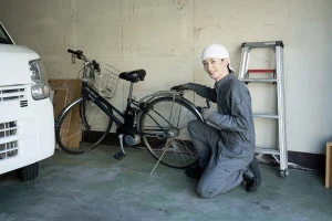 つなぎを着た不用品回収業の男性の写真