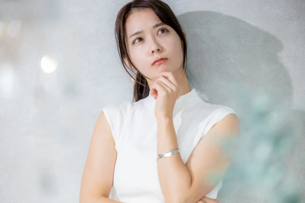 婚前調査を依頼するか悩んでいる女性の画像