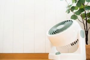 床に置かれたサーキュレーターの写真