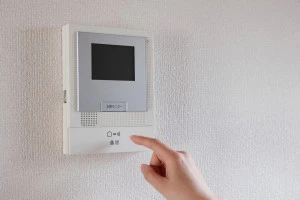 真っ暗なモニターのインターホンの写真