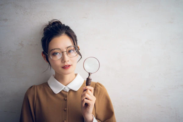 調査をしようとする女性の画像