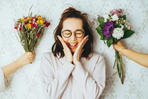 複数の花束をもらう女性の写真