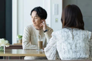 怪しい表情をするカップルの男性の写真