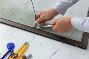 古い網押さえゴムを外している様子