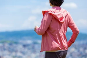 ジョギングする女性の写真