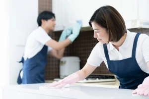 家の中を掃除するハウスクリーニング業者の写真