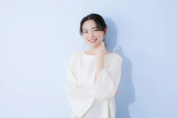 笑顔で考える女性の写真