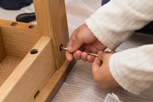 家具の解体を行っている写真