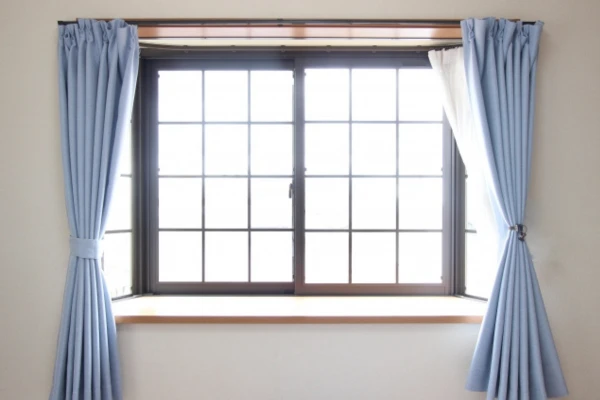 部屋に日差しが入っている画像